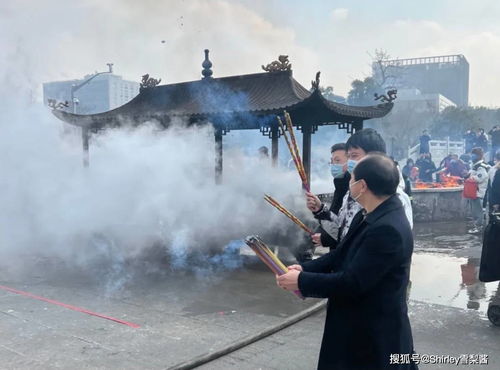 全国最大的财神庙,香火旺时需要消防队协助,周边各大银行聚集