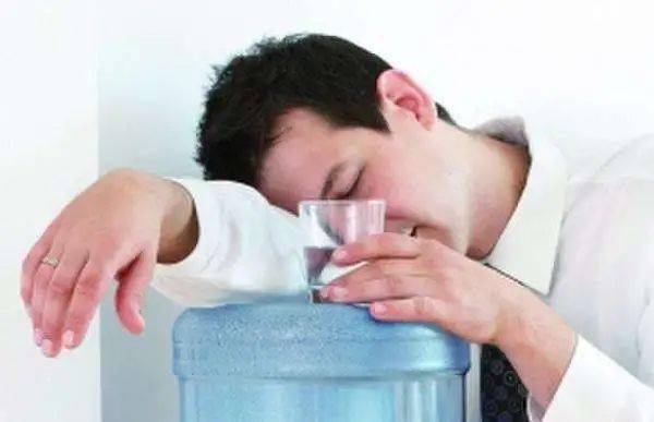 健康科普 一天喝8杯水是错的 水喝多了会中毒