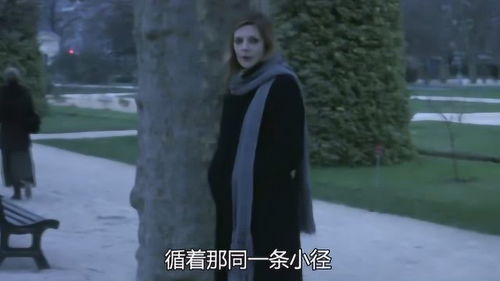 美女独自站在公园内,看起来很悲伤,她遇到什么事了 