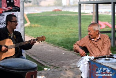山西平遥80岁卖煎饼老人的 音乐梦 