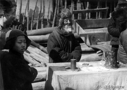 伪满时期抚顺街景,男人不管多大年龄也要做小买卖可见生活多艰难