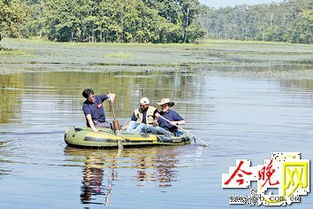 中外科学家在喜马拉雅南坡湖泊中进行水样采集 