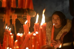 在朱元璋出家的龙兴寺 市民争烧头柱香