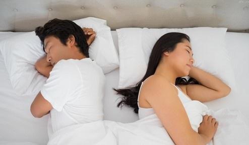 夫妻之间的 最佳睡姿 是什么 两种睡姿看似恩爱,实则很是煎熬