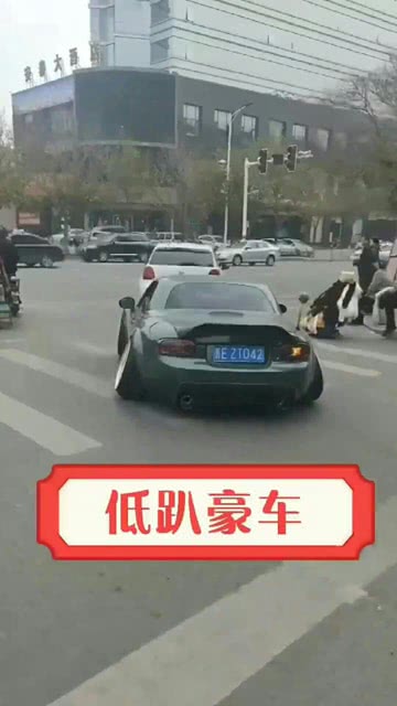 这个车为什么是外八字的,是坏了吗 