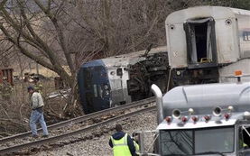 美一列车与卡车相撞致部分脱轨 10人受伤 