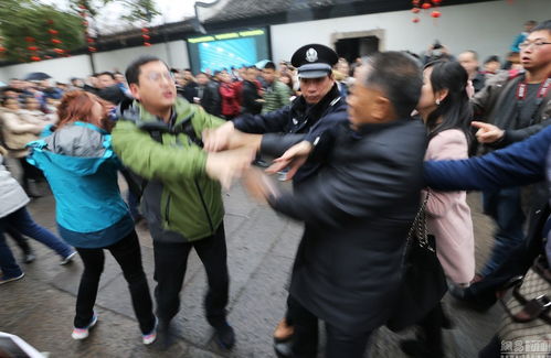 鲁迅故里景区游客因排队起争执 6人群殴1女 