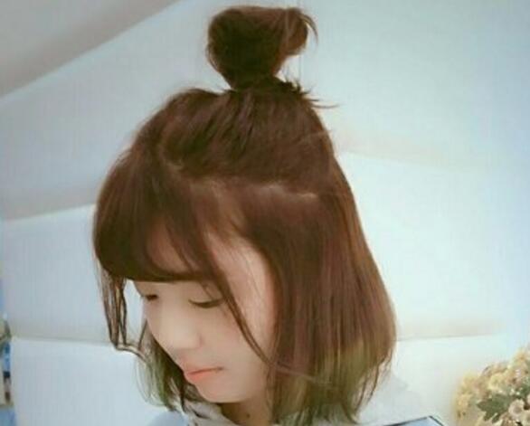 刘海式的女生半丸子头发型 唯美又浪漫