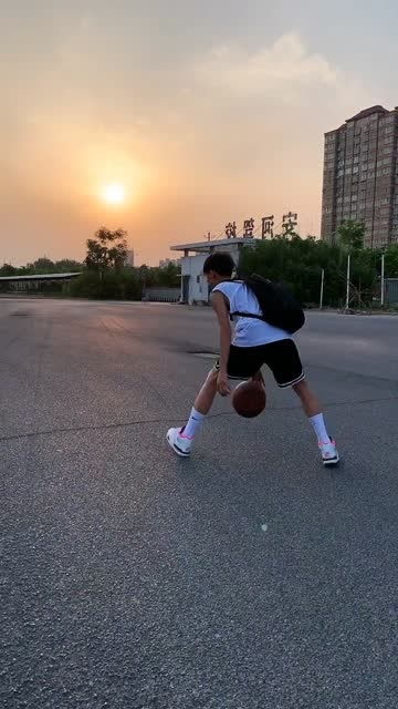 篮球 夕阳和篮球 