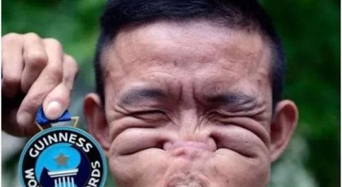 中国小伙扮丑获世界纪录,看到他的脸后,网友 看起来像一个富豪
