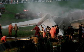 泰国普吉飞机失事死亡人数增至88人 42人受伤