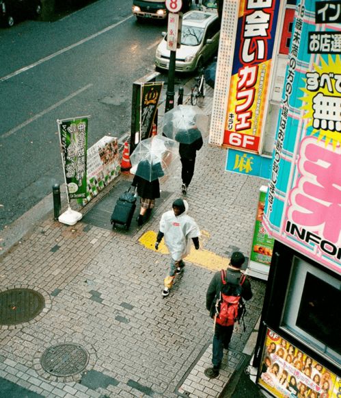 曾经,它只是街头一家 需要足够酷才能够生存下去 的小店