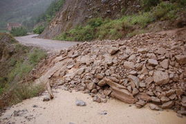 川藏公路遭遇特大泥石流 军民奋战脱险