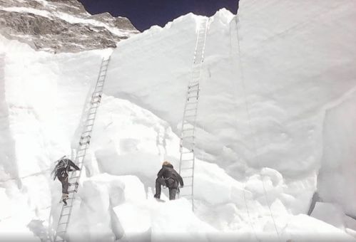 珠穆朗玛峰一处冰瀑坍塌 2名登山者受伤