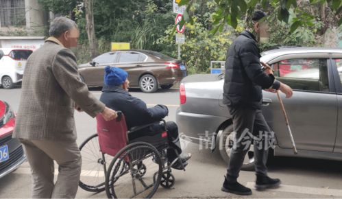 柳州男子推轮椅带父亲逛公园,却把老人留在路边,然后