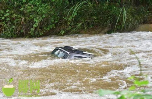 三亚一轿车被河水冲走,司机当时