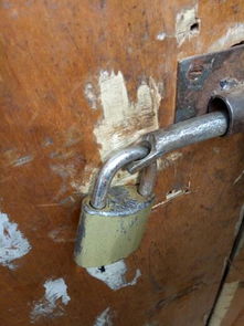 钥匙丢到房间里了,像这样的锁,怎么才能把它弄开 