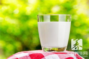 喝牛奶中毒 喝牛奶中毒怎么办 牛奶的功效与作用