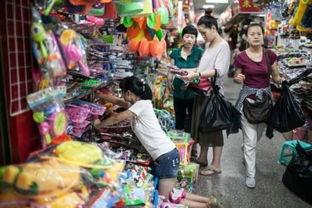 晚上广场摆地摊可以卖什么儿童发光的玩具 除了荧光棒 还有什么 求列举,越多越好,满意还会有追加哦 