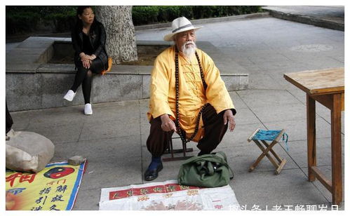 独生子孝顺又出息,母亲十分满足,算命师傅说 你是乞丐要饭的命