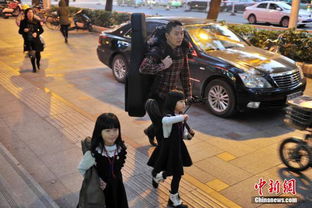 父亲带6岁双胞胎萝莉卖唱 成冬日福州街头风景线