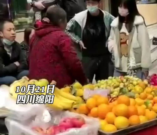 两年轻人买水果看病人,没送出去要求摊主退钱 