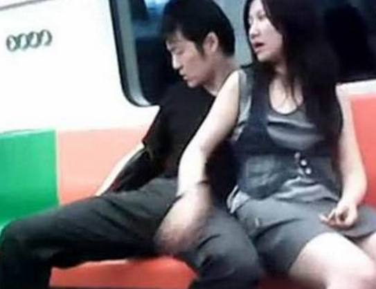 女子和男友乘坐地铁,搂搂抱抱还声响不断,乘客 很辣眼