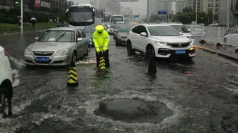 暴雨来临 开车如何通过积水路段 