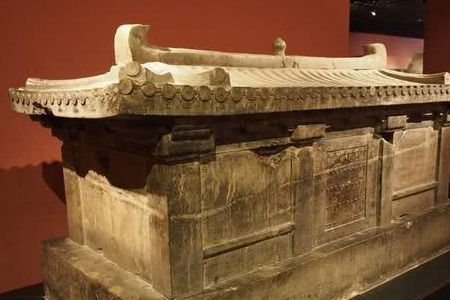 9岁小女孩的墓葬,石棺上写着 开者即死 ,让考古专家脊背发凉