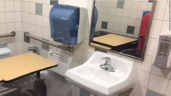 美学校将一名学生的课桌安排在厕所间 律师这样说