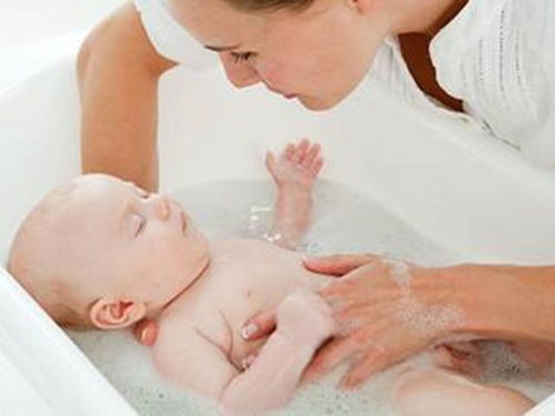 冬天出生的婴儿多久洗一次澡