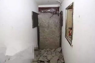 惊呆了 郑州某小区一房屋的房门被半米厚水泥封堵,两男孩被困在屋里 最终... 