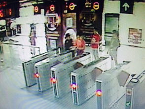 霸气母女乘地铁拒绝安检 辱骂踢打民警被刑拘