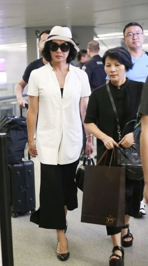 金星衣品大显气场 穿白衬衫配阔腿裤优雅走机场,哪像52岁的年龄