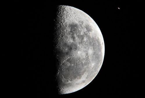 月球上的两个大字母是何来历 与外星人有关