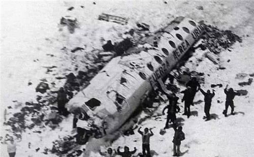 1972年真实空难,16人在雪山没有食物存活72天,死者却找不到尸体