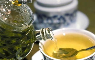 冬天喝绿茶和红茶哪种好,冬天喝红茶好，还是喝绿茶好。20男的