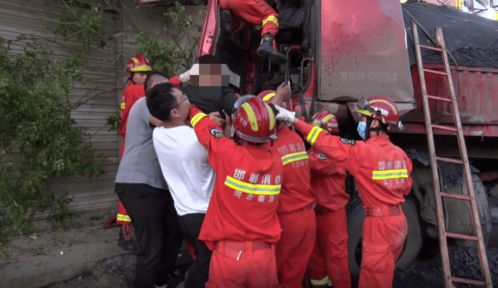 救援前线 凌晨拉煤半挂车撞向门市 邯郸消防紧急救援
