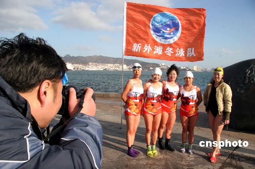 威海百名冬泳队员健身宣传奥运 一起合个影 