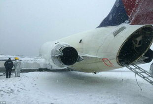 达美航空1架客机雪中迫降纽约机场 冲出跑道 