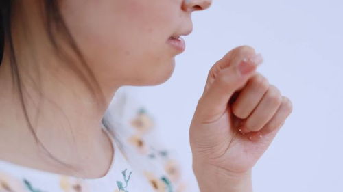 除了感冒,这些常见因素,或也会引起嗓子干痒 总想咳嗽的症状