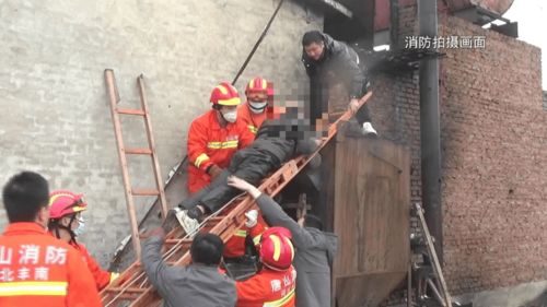 3月4日,集中整治校外培训机构,一老人被困烟筒内