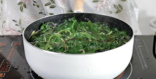 来自千里之外的美食,东北山野菜大叶芹,1菜2吃,满是家乡的味道