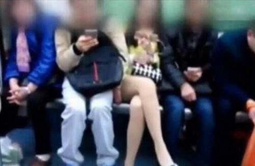 女孩地铁内玩手机太投入, 却没有在意旁边背包男暗地里的行为举止