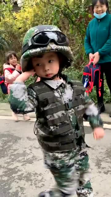 龙生龙凤生凤当兵的孩子踢正步,加油 