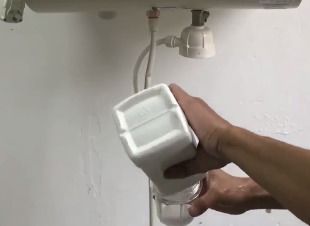 怎样清洗热水器的臭水 