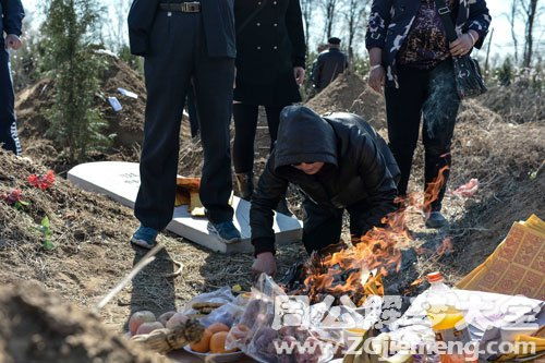 梦见迁坟是什么意思 梦到迁坟好不好 大鱼解梦网 