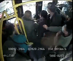 男子公交车行窃,逃跑时,头被车门卡住了