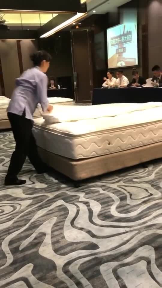 酒店选拔大堂经理,只是一个简单的铺床考验,但还是难倒了很多人 