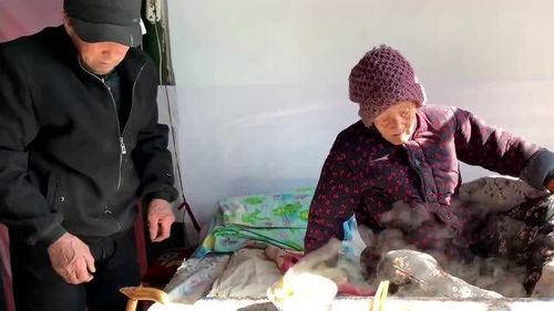 73岁儿子伺候99岁妈妈吃饭,70岁还能有个老妈是一件幸福的事情 